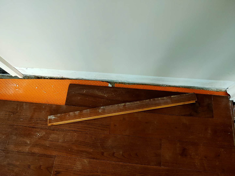 地板切割安裝：地板在拼裝時(shí)，在邊角部分要對(duì)地板進(jìn)行切割。切割前要先測(cè)量地面的大小，在地板上做好標(biāo)記，由于地板比較輕，需要用一只手固定，另一只手控制手提切割機(jī)。開啟電源，沿著標(biāo)記好的痕跡進(jìn)行切割，去掉多余的部分。 首要要對(duì)每一邊進(jìn)行單獨(dú)測(cè)量，把大于所需要形狀的地板放置在鋪裝的位置上，比照切割大小，用角尺等工具將具體尺寸標(biāo)記在地板塊上;然后我們?cè)儆贸咦觼頊y(cè)量所需鋪設(shè)地板的位置的寬度，在地板塊上進(jìn)行標(biāo)記;接著使用標(biāo)尺畫切割線;最后我們使用切割機(jī)進(jìn)行切割，再按照正常的鋪裝方法進(jìn)行安裝。鋪裝完成以后的地板地面與墻體之間要保持一定的縫隙，一方面為給地板熱脹冷縮留下空余，另一方面為給安裝地腳線留下空余，地腳線會(huì)蓋住這個(gè)縫隙，因此不會(huì)影響美觀。