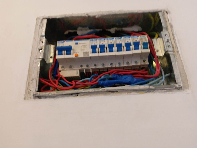 電路檢查維修:觀察。高手不僅看電路板的外觀，還常常積累一些電路組成，電路板年限，接口外設(shè)等經(jīng)驗。有什么好處？維修中可以減少失誤，尤其在維修過程中各種方法都使完卻沒有發(fā)現(xiàn)故障時。詳細詢問設(shè)備管理人員該電路板的詳細情況，越詳細越好。建立大量的數(shù)據(jù)再做分析和測試，然后再確定。檢驗是必須要做的工作，也是最花費時間的工作。千萬不要以剛維修過的經(jīng)驗做論點先入為主，更不可有些似似而非的觀點留下來。