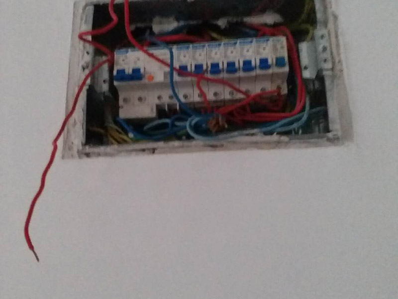 電路檢查維修:觀察。高手不僅看電路板的外觀，還常常積累一些電路組成，電路板年限，接口外設(shè)等經(jīng)驗。有什么好處？維修中可以減少失誤，尤其在維修過程中各種方法都使完卻沒有發(fā)現(xiàn)故障時。詳細詢問設(shè)備管理人員該電路板的詳細情況，越詳細越好。建立大量的數(shù)據(jù)再做分析和測試，然后再確定。檢驗是必須要做的工作，也是最花費時間的工作。千萬不要以剛維修過的經(jīng)驗做論點先入為主，更不可有些似似而非的觀點留下來。