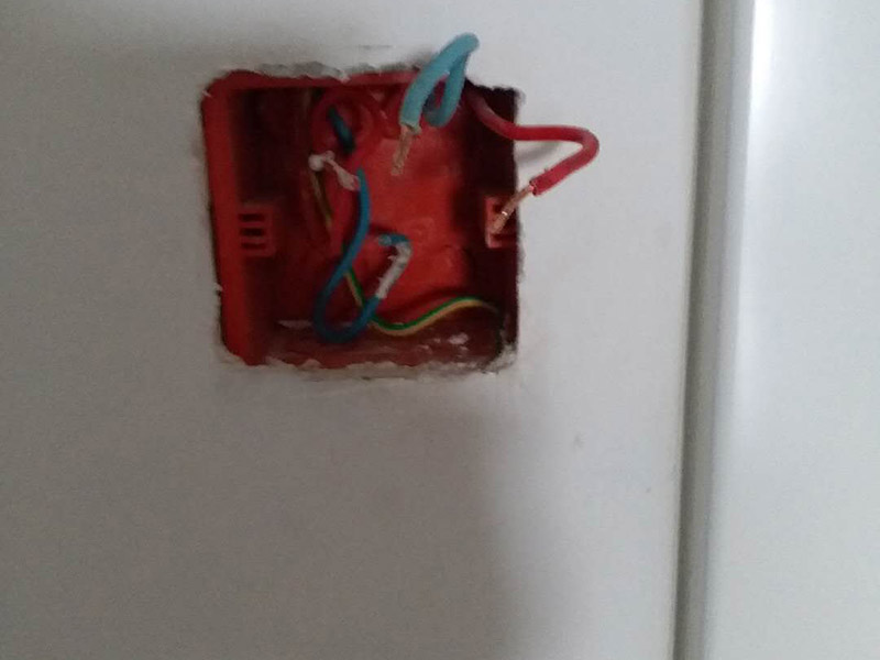 電路檢查維修:觀察。高手不僅看電路板的外觀，還常常積累一些電路組成，電路板年限，接口外設(shè)等經(jīng)驗。有什么好處？維修中可以減少失誤，尤其在維修過程中各種方法都使完卻沒有發(fā)現(xiàn)故障時。詳細詢問設(shè)備管理人員該電路板的詳細情況，越詳細越好。建立大量的數(shù)據(jù)再做分析和測試，然后再確定。檢驗是必須要做的工作，也是最花費時間的工作。千萬不要以剛維修過的經(jīng)驗做論點先入為主，更不可有些似似而非的觀點留下來。