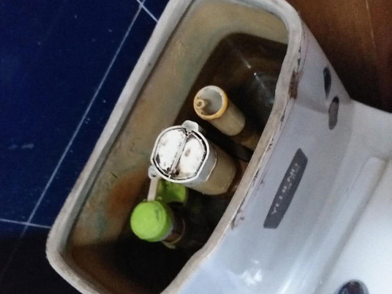 更換馬桶水閥：首先，我們要測(cè)量馬桶內(nèi)壁的高度、排水孔直徑、進(jìn)水孔直徑，以確定買到合適尺寸的馬桶沖水閥。更換馬桶沖水閥前，應(yīng)該先取下排水套件的上半部分，露出進(jìn)水出水按鈕和組件，便于我們安裝更換。我們要找到排水套件下半部分的螺絲，確保它能露出來(lái)，然后要用工具把螺絲擰松，將最下方一字形的鐵片拿到水箱外部，并和水閥底部放正，與排水孔同心。把鐵片弄成適合的角度，擰好螺絲。提上浮子，水止住了就證明修好了。原來(lái)在馬桶中，內(nèi)浮子提上來(lái)水也止不住的。