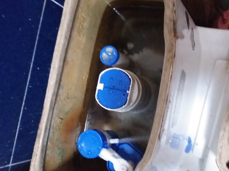 更換馬桶水閥：首先，我們要測(cè)量馬桶內(nèi)壁的高度、排水孔直徑、進(jìn)水孔直徑，以確定買到合適尺寸的馬桶沖水閥。更換馬桶沖水閥前，應(yīng)該先取下排水套件的上半部分，露出進(jìn)水出水按鈕和組件，便于我們安裝更換。我們要找到排水套件下半部分的螺絲，確保它能露出來(lái)，然后要用工具把螺絲擰松，將最下方一字形的鐵片拿到水箱外部，并和水閥底部放正，與排水孔同心。把鐵片弄成適合的角度，擰好螺絲。提上浮子，水止住了就證明修好了。原來(lái)在馬桶中，內(nèi)浮子提上來(lái)水也止不住的。