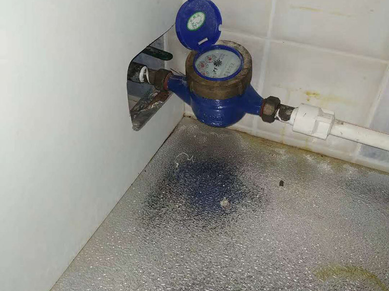 管道角閥漏水維修：1.關(guān)閉總水閥,用活動(dòng)扳手?jǐn)Q下角閥,查看接口。
2.查看角閥接口金屬邊緣是否破損,如果破損需要更換整只角閥。
3.查看角閥接口上的軟管內(nèi)墊片破損情況。
4.無(wú)明顯破損,沖洗軟管接口上的雜質(zhì),纏上生料帶重新裝回。
5.破損嚴(yán)重需要更換接口墊片,纏生料帶裝回。