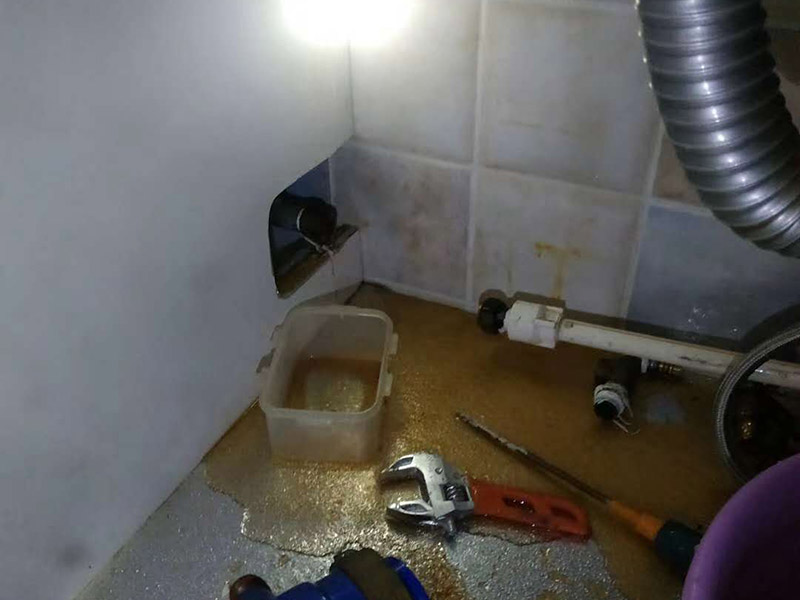 管道角閥漏水維修：1.關(guān)閉總水閥,用活動(dòng)扳手?jǐn)Q下角閥,查看接口。
2.查看角閥接口金屬邊緣是否破損,如果破損需要更換整只角閥。
3.查看角閥接口上的軟管內(nèi)墊片破損情況。
4.無(wú)明顯破損,沖洗軟管接口上的雜質(zhì),纏上生料帶重新裝回。
5.破損嚴(yán)重需要更換接口墊片,纏生料帶裝回。