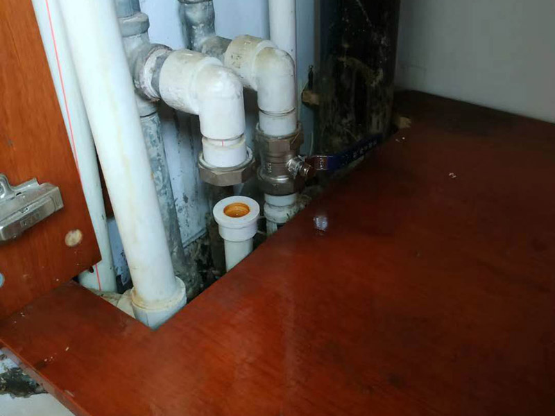 管道角閥漏水維修：1.關(guān)閉總水閥,用活動(dòng)扳手?jǐn)Q下角閥,查看接口。
2.查看角閥接口金屬邊緣是否破損,如果破損需要更換整只角閥。
3.查看角閥接口上的軟管內(nèi)墊片破損情況。
4.無(wú)明顯破損,沖洗軟管接口上的雜質(zhì),纏上生料帶重新裝回。
5.破損嚴(yán)重需要更換接口墊片,纏生料帶裝回。