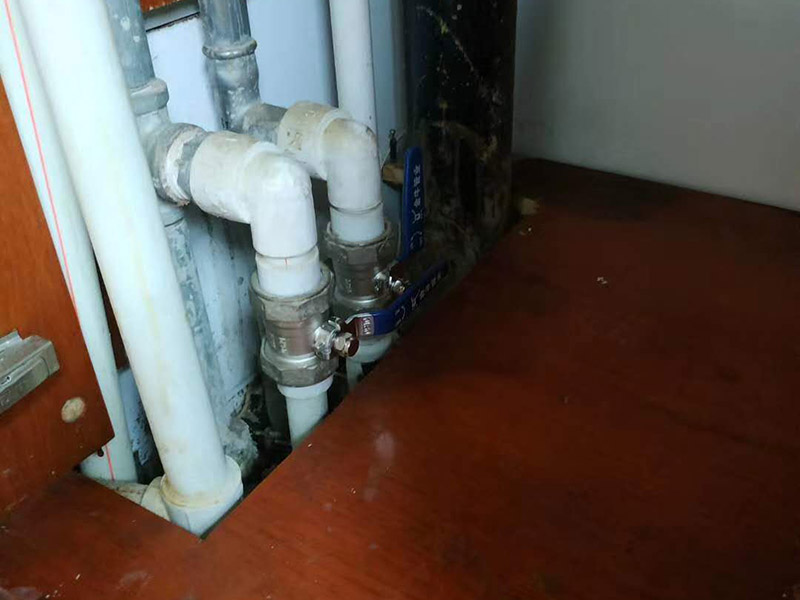 管道角閥漏水維修：1.關(guān)閉總水閥,用活動(dòng)扳手?jǐn)Q下角閥,查看接口。
2.查看角閥接口金屬邊緣是否破損,如果破損需要更換整只角閥。
3.查看角閥接口上的軟管內(nèi)墊片破損情況。
4.無(wú)明顯破損,沖洗軟管接口上的雜質(zhì),纏上生料帶重新裝回。
5.破損嚴(yán)重需要更換接口墊片,纏生料帶裝回。