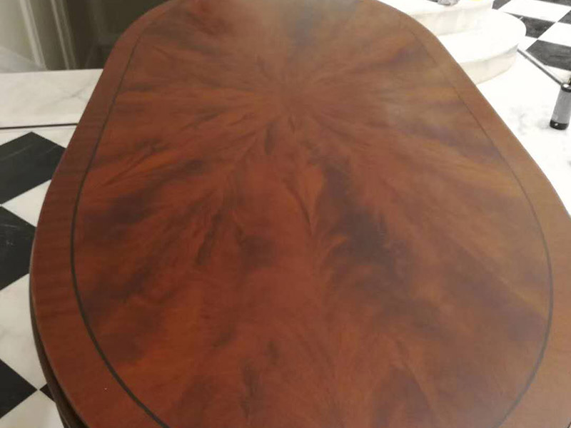 家具翻新打蠟：首先要去除家具表面的灰塵，在打掃灰塵時，一定要用兩塊潔凈的棉布，一是潤濕的，二是干的。先用潤濕的棉布將其表面干凈，再用干的棉布將那些水漬擦干?；覊m一定要弄干凈，不然在上蠟時，有灰塵會加大棉布與木質(zhì)家具之間的摩擦，將其表面損壞。 木制家具若是以前上過蠟的，先將原蠟去除。在去除時一定要小心，應(yīng)該用用溫性的清潔劑或者淡淡的非堿性肥皂水，將表面擦拭干凈，尤其要注意家具的一些縫隙要講它們的灰塵處理干凈，還有一些表面有一點損壞的，一定要小心再小心的處理，不然再次上蠟后會影響他的光澤度。 在處理木制家具的原蠟后，就該將家具表面重新上蠟了，先將準備好的蠟涂在潔凈的棉布上，注意蠟的用量，以免用量過多，導(dǎo)致蠟在木制家具的表面涂抹不勻。然后將涂有蠟的棉布順著木材的紋理方向給家具上蠟，上蠟時，要掌握由淺入深、由點及面的原則，循序漸進，均勻上蠟。等到把蠟全部上好就可以了。