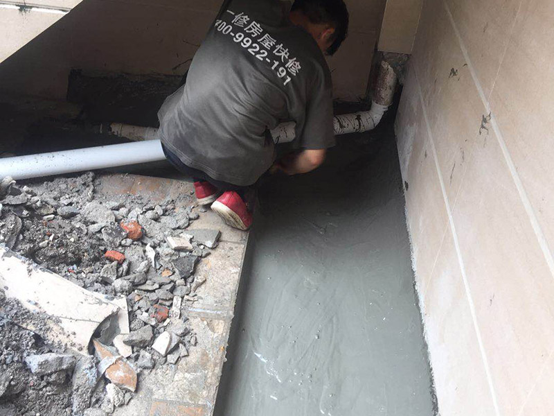 露臺防水維修：1、在露臺防水施工過程中應(yīng)當(dāng)使用相應(yīng)的涂膜防水材料，而且所使用的防水材料應(yīng)當(dāng)符合于國家的相關(guān)規(guī)定，并且具有商品相應(yīng)的合格證書;在進(jìn)行露臺防水材料的施工過程中，其表面應(yīng)當(dāng)保持平坦，不可以有空鼓及開裂等現(xiàn)象，其底層的含水率同時也需要達(dá)到標(biāo)準(zhǔn)。  2、對于防水層的設(shè)計應(yīng)當(dāng)從地面一直延伸到墻面，在露臺防水材料的施工過程中應(yīng)當(dāng)與順流水方向搭接，可以采用兩層以上的玻纖布來進(jìn)行上下的搭接；再者就是保護(hù)層的水泥砂漿的厚度與強(qiáng)度也必須符合規(guī)定，在施工過程中嚴(yán)禁損壞防水層，而且要做好排水的疏通工作，不可以有積水倒坡的情況。