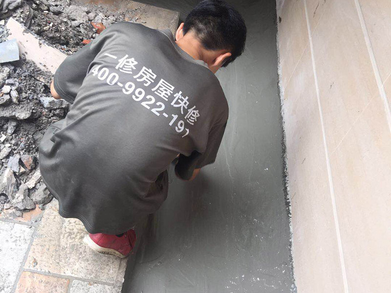 露臺防水維修：1、在露臺防水施工過程中應(yīng)當(dāng)使用相應(yīng)的涂膜防水材料，而且所使用的防水材料應(yīng)當(dāng)符合于國家的相關(guān)規(guī)定，并且具有商品相應(yīng)的合格證書;在進(jìn)行露臺防水材料的施工過程中，其表面應(yīng)當(dāng)保持平坦，不可以有空鼓及開裂等現(xiàn)象，其底層的含水率同時也需要達(dá)到標(biāo)準(zhǔn)。  2、對于防水層的設(shè)計應(yīng)當(dāng)從地面一直延伸到墻面，在露臺防水材料的施工過程中應(yīng)當(dāng)與順流水方向搭接，可以采用兩層以上的玻纖布來進(jìn)行上下的搭接；再者就是保護(hù)層的水泥砂漿的厚度與強(qiáng)度也必須符合規(guī)定，在施工過程中嚴(yán)禁損壞防水層，而且要做好排水的疏通工作，不可以有積水倒坡的情況。