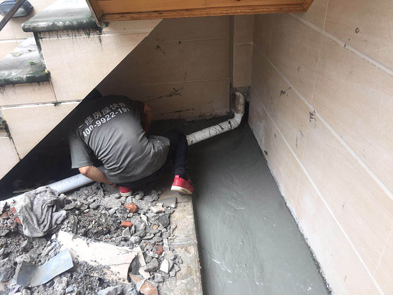 露臺防水維修：1、在露臺防水施工過程中應(yīng)當(dāng)使用相應(yīng)的涂膜防水材料，而且所使用的防水材料應(yīng)當(dāng)符合于國家的相關(guān)規(guī)定，并且具有商品相應(yīng)的合格證書;在進(jìn)行露臺防水材料的施工過程中，其表面應(yīng)當(dāng)保持平坦，不可以有空鼓及開裂等現(xiàn)象，其底層的含水率同時也需要達(dá)到標(biāo)準(zhǔn)。  2、對于防水層的設(shè)計應(yīng)當(dāng)從地面一直延伸到墻面，在露臺防水材料的施工過程中應(yīng)當(dāng)與順流水方向搭接，可以采用兩層以上的玻纖布來進(jìn)行上下的搭接；再者就是保護(hù)層的水泥砂漿的厚度與強(qiáng)度也必須符合規(guī)定，在施工過程中嚴(yán)禁損壞防水層，而且要做好排水的疏通工作，不可以有積水倒坡的情況。