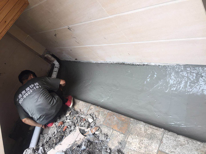 露臺防水維修：1、在露臺防水施工過程中應(yīng)當(dāng)使用相應(yīng)的涂膜防水材料，而且所使用的防水材料應(yīng)當(dāng)符合于國家的相關(guān)規(guī)定，并且具有商品相應(yīng)的合格證書;在進(jìn)行露臺防水材料的施工過程中，其表面應(yīng)當(dāng)保持平坦，不可以有空鼓及開裂等現(xiàn)象，其底層的含水率同時也需要達(dá)到標(biāo)準(zhǔn)。  2、對于防水層的設(shè)計應(yīng)當(dāng)從地面一直延伸到墻面，在露臺防水材料的施工過程中應(yīng)當(dāng)與順流水方向搭接，可以采用兩層以上的玻纖布來進(jìn)行上下的搭接；再者就是保護(hù)層的水泥砂漿的厚度與強(qiáng)度也必須符合規(guī)定，在施工過程中嚴(yán)禁損壞防水層，而且要做好排水的疏通工作，不可以有積水倒坡的情況。