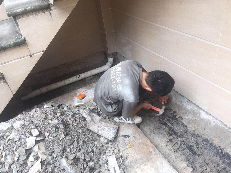 露臺防水維修：1、在露臺防水施工過程中應(yīng)當(dāng)使用相應(yīng)的涂膜防水材料，而且所使用的防水材料應(yīng)當(dāng)符合于國家的相關(guān)規(guī)定，并且具有商品相應(yīng)的合格證書;在進(jìn)行露臺防水材料的施工過程中，其表面應(yīng)當(dāng)保持平坦，不可以有空鼓及開裂等現(xiàn)象，其底層的含水率同時也需要達(dá)到標(biāo)準(zhǔn)。  2、對于防水層的設(shè)計應(yīng)當(dāng)從地面一直延伸到墻面，在露臺防水材料的施工過程中應(yīng)當(dāng)與順流水方向搭接，可以采用兩層以上的玻纖布來進(jìn)行上下的搭接；再者就是保護(hù)層的水泥砂漿的厚度與強(qiáng)度也必須符合規(guī)定，在施工過程中嚴(yán)禁損壞防水層，而且要做好排水的疏通工作，不可以有積水倒坡的情況。