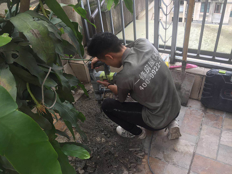 露臺防水維修：1、在露臺防水施工過程中應(yīng)當(dāng)使用相應(yīng)的涂膜防水材料，而且所使用的防水材料應(yīng)當(dāng)符合于國家的相關(guān)規(guī)定，并且具有商品相應(yīng)的合格證書;在進(jìn)行露臺防水材料的施工過程中，其表面應(yīng)當(dāng)保持平坦，不可以有空鼓及開裂等現(xiàn)象，其底層的含水率同時也需要達(dá)到標(biāo)準(zhǔn)。  2、對于防水層的設(shè)計應(yīng)當(dāng)從地面一直延伸到墻面，在露臺防水材料的施工過程中應(yīng)當(dāng)與順流水方向搭接，可以采用兩層以上的玻纖布來進(jìn)行上下的搭接；再者就是保護(hù)層的水泥砂漿的厚度與強(qiáng)度也必須符合規(guī)定，在施工過程中嚴(yán)禁損壞防水層，而且要做好排水的疏通工作，不可以有積水倒坡的情況。