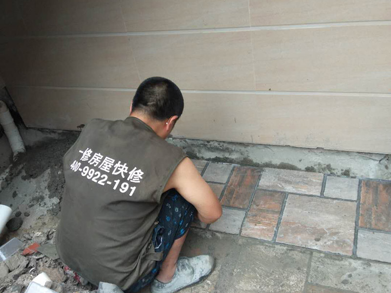 露臺瓷磚鋪貼:地面磚鋪貼前應(yīng)浸水潤濕。鋪貼前應(yīng)進行對色、拼花、應(yīng)根據(jù)設(shè)計要求確定結(jié)合層砂漿厚度,拉十字線控制其厚度和石材、地磚平整度。結(jié)合層砂漿宜采用體積干硬性水泥砂漿,厚度宜高出實鋪厚度2&mdash;3毫米。鋪貼前應(yīng)在水泥砂漿上刷一道素水泥漿。石材、地面磚鋪貼時保持水平就位,用橡皮錘輕擊使其與砂漿粘結(jié)緊密,同時調(diào)整其表面平整度及縫寬。鋪貼后應(yīng)及時清理表面,24小時后勾縫。