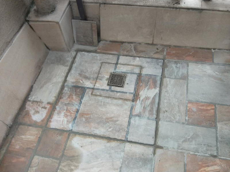 露臺瓷磚鋪貼:地面磚鋪貼前應(yīng)浸水潤濕。鋪貼前應(yīng)進行對色、拼花、應(yīng)根據(jù)設(shè)計要求確定結(jié)合層砂漿厚度,拉十字線控制其厚度和石材、地磚平整度。結(jié)合層砂漿宜采用體積干硬性水泥砂漿,厚度宜高出實鋪厚度2&mdash;3毫米。鋪貼前應(yīng)在水泥砂漿上刷一道素水泥漿。石材、地面磚鋪貼時保持水平就位,用橡皮錘輕擊使其與砂漿粘結(jié)緊密,同時調(diào)整其表面平整度及縫寬。鋪貼后應(yīng)及時清理表面,24小時后勾縫。