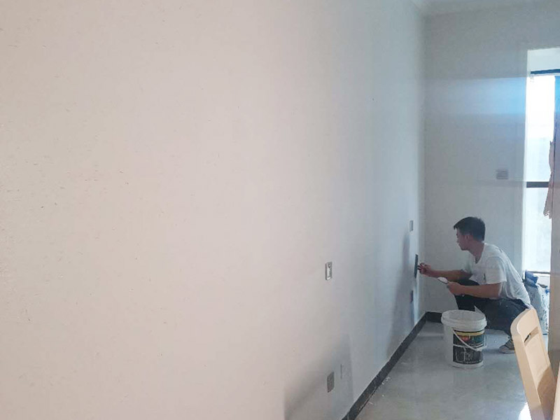 墻面硅藻泥維修： 1. 一般墻面基底材料為水泥、木工板、石膏板等，如其基底材料為同一種物質(zhì)，可按做墻面乳膠漆所需要的要求進(jìn)行上膩?zhàn)樱蚰テ秸涂梢?　 　2.如基底材料為同一物質(zhì)，但有接縫的，可以用網(wǎng)格布先貼上接縫再處理（考慮到熱脹冷縮，所以細(xì)縫不必要填充滿），再進(jìn)行上膩?zhàn)?，打磨平整?　 　3.如基底材料為不同材料（如水泥墻和木工板墻拼接，水泥墻和石膏板墻拼接，木工板墻和石膏板墻拼接等），接縫處理就要用的確良布或無紡布，加白膠進(jìn)行處理。