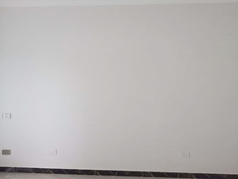 墻面硅藻泥維修： 1. 一般墻面基底材料為水泥、木工板、石膏板等，如其基底材料為同一種物質(zhì)，可按做墻面乳膠漆所需要的要求進(jìn)行上膩?zhàn)?，打磨平整就可?　 　2.如基底材料為同一物質(zhì)，但有接縫的，可以用網(wǎng)格布先貼上接縫再處理（考慮到熱脹冷縮，所以細(xì)縫不必要填充滿），再進(jìn)行上膩?zhàn)?，打磨平整?　 　3.如基底材料為不同材料（如水泥墻和木工板墻拼接，水泥墻和石膏板墻拼接，木工板墻和石膏板墻拼接等），接縫處理就要用的確良布或無紡布，加白膠進(jìn)行處理。