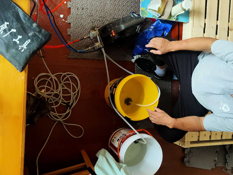 頂面墻面反水固化：1、表面處理：剛施工好的地面不要立馬涂地坪漆，地面灰塵、污漬要清理干凈；2、噴涂環(huán)氧封閉底涂料：如果地坪標間有間隙，較為粗糙，要對地坪表面處理干凈再進行涂抹；3、地坪漆配置：在地坪漆加入稀釋劑，使它滲透到地面內(nèi)層、增加防透性。