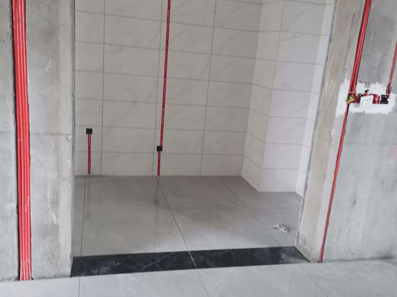 全屋電路走線：一、開槽不能太用力，工人需要按照電路圖的指示，在墻地面相應(yīng)的位置開槽，千萬不能進(jìn)行盲目施工或者隨意開槽埋管，以免破壞承重墻。另外，槽道的轉(zhuǎn)角處要做好圓角處理，以防轉(zhuǎn)角處尖銳的直角刮破穿線管。 二、電線一定要穿管 電線不能直接埋入墻內(nèi)，一定要穿過PVC管，否則就容易老化與損壞，而且后期維修起來也比較困難。也就是說，不把墻體重新鑿開，都無法對電線進(jìn)行更換。 三、一根管內(nèi)電線不能太多一根管道中的電線，不能超過管道橫截面積的40%。一般一根管道內(nèi)可以傳入三根電線，如果電線太多，不僅會影響管道的正常使用壽命，而且還會增加安全隱患。 四、強弱電線要分開 強電的管道不能與弱電的管道位于同一個凹槽內(nèi)。強電線更是不能與弱電線穿進(jìn)同一根管道內(nèi)，否則強電線通電時產(chǎn)生的電磁波會對弱電信號產(chǎn)生很大的影響。另外，如果強電線管道與弱電線管道相交了，那就需要用鋁箔紙包裹住兩者的相交部分。五、強弱電要分色區(qū)別在電路改造</a>時，火線、零線和接地線應(yīng)該用不同顏色的電線來表示。一般情況下，火線用紅色或黑色的線表示，零線用綠色或藍(lán)色的線表示，接地線用黃綠相間的雙色線表示。另外，強電和弱電的穿線管也要注意顏色區(qū)分，強電的穿線管通常使用紅色的管子，弱電的穿線管使用綠色或藍(lán)色的管子。 六、管道內(nèi)要無接頭，電線線路需要彎曲或分支時，一定要使用專門的彎頭和護(hù)套盒進(jìn)行連接。如果電線不夠長，要在護(hù)套盒內(nèi)連接，從而保證穿線管內(nèi)的電線沒有接頭。