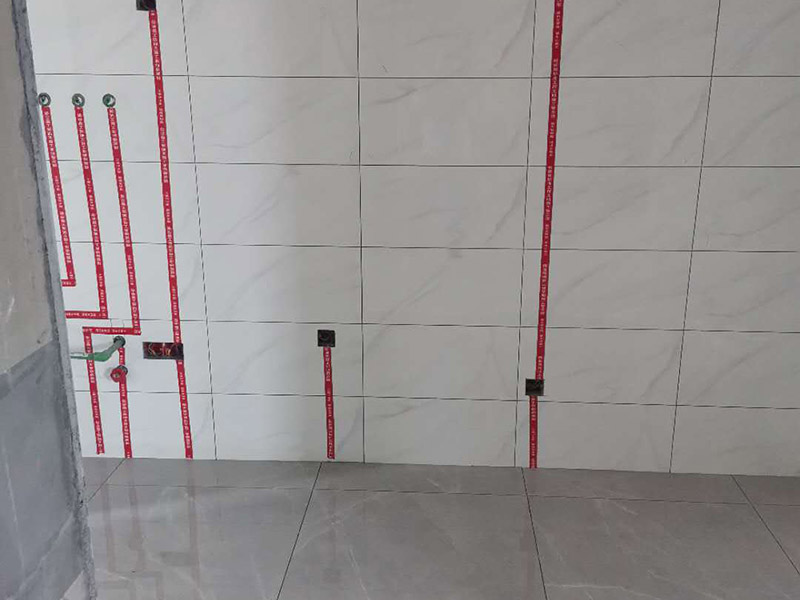 全屋電路走線：一、開槽不能太用力，工人需要按照電路圖的指示，在墻地面相應(yīng)的位置開槽，千萬不能進(jìn)行盲目施工或者隨意開槽埋管，以免破壞承重墻。另外，槽道的轉(zhuǎn)角處要做好圓角處理，以防轉(zhuǎn)角處尖銳的直角刮破穿線管。 二、電線一定要穿管 電線不能直接埋入墻內(nèi)，一定要穿過PVC管，否則就容易老化與損壞，而且后期維修起來也比較困難。也就是說，不把墻體重新鑿開，都無法對電線進(jìn)行更換。 三、一根管內(nèi)電線不能太多一根管道中的電線，不能超過管道橫截面積的40%。一般一根管道內(nèi)可以傳入三根電線，如果電線太多，不僅會影響管道的正常使用壽命，而且還會增加安全隱患。 四、強弱電線要分開 強電的管道不能與弱電的管道位于同一個凹槽內(nèi)。強電線更是不能與弱電線穿進(jìn)同一根管道內(nèi)，否則強電線通電時產(chǎn)生的電磁波會對弱電信號產(chǎn)生很大的影響。另外，如果強電線管道與弱電線管道相交了，那就需要用鋁箔紙包裹住兩者的相交部分。五、強弱電要分色區(qū)別在電路改造</a>時，火線、零線和接地線應(yīng)該用不同顏色的電線來表示。一般情況下，火線用紅色或黑色的線表示，零線用綠色或藍(lán)色的線表示，接地線用黃綠相間的雙色線表示。另外，強電和弱電的穿線管也要注意顏色區(qū)分，強電的穿線管通常使用紅色的管子，弱電的穿線管使用綠色或藍(lán)色的管子。 六、管道內(nèi)要無接頭，電線線路需要彎曲或分支時，一定要使用專門的彎頭和護(hù)套盒進(jìn)行連接。如果電線不夠長，要在護(hù)套盒內(nèi)連接，從而保證穿線管內(nèi)的電線沒有接頭。