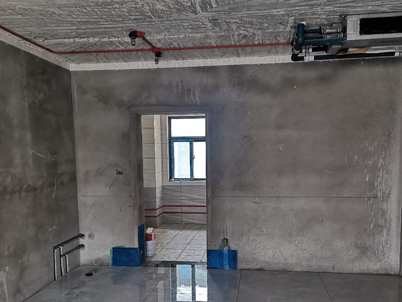 全屋電路走線：一、開槽不能太用力，工人需要按照電路圖的指示，在墻地面相應(yīng)的位置開槽，千萬不能進(jìn)行盲目施工或者隨意開槽埋管，以免破壞承重墻。另外，槽道的轉(zhuǎn)角處要做好圓角處理，以防轉(zhuǎn)角處尖銳的直角刮破穿線管。 二、電線一定要穿管 電線不能直接埋入墻內(nèi)，一定要穿過PVC管，否則就容易老化與損壞，而且后期維修起來也比較困難。也就是說，不把墻體重新鑿開，都無法對電線進(jìn)行更換。 三、一根管內(nèi)電線不能太多一根管道中的電線，不能超過管道橫截面積的40%。一般一根管道內(nèi)可以傳入三根電線，如果電線太多，不僅會影響管道的正常使用壽命，而且還會增加安全隱患。 四、強弱電線要分開 強電的管道不能與弱電的管道位于同一個凹槽內(nèi)。強電線更是不能與弱電線穿進(jìn)同一根管道內(nèi)，否則強電線通電時產(chǎn)生的電磁波會對弱電信號產(chǎn)生很大的影響。另外，如果強電線管道與弱電線管道相交了，那就需要用鋁箔紙包裹住兩者的相交部分。五、強弱電要分色區(qū)別在電路改造</a>時，火線、零線和接地線應(yīng)該用不同顏色的電線來表示。一般情況下，火線用紅色或黑色的線表示，零線用綠色或藍(lán)色的線表示，接地線用黃綠相間的雙色線表示。另外，強電和弱電的穿線管也要注意顏色區(qū)分，強電的穿線管通常使用紅色的管子，弱電的穿線管使用綠色或藍(lán)色的管子。 六、管道內(nèi)要無接頭，電線線路需要彎曲或分支時，一定要使用專門的彎頭和護(hù)套盒進(jìn)行連接。如果電線不夠長，要在護(hù)套盒內(nèi)連接，從而保證穿線管內(nèi)的電線沒有接頭。