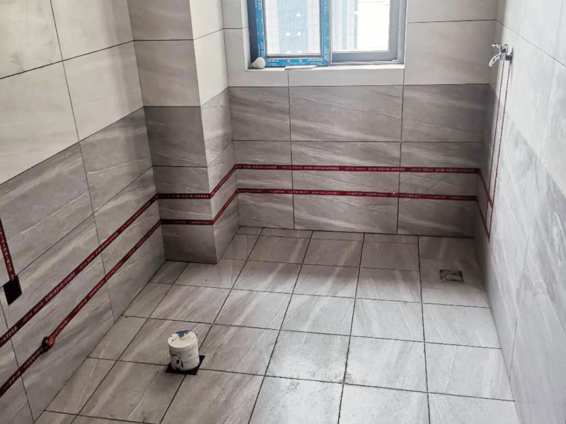 全屋電路走線：一、開槽不能太用力，工人需要按照電路圖的指示，在墻地面相應(yīng)的位置開槽，千萬不能進(jìn)行盲目施工或者隨意開槽埋管，以免破壞承重墻。另外，槽道的轉(zhuǎn)角處要做好圓角處理，以防轉(zhuǎn)角處尖銳的直角刮破穿線管。 二、電線一定要穿管 電線不能直接埋入墻內(nèi)，一定要穿過PVC管，否則就容易老化與損壞，而且后期維修起來也比較困難。也就是說，不把墻體重新鑿開，都無法對電線進(jìn)行更換。 三、一根管內(nèi)電線不能太多一根管道中的電線，不能超過管道橫截面積的40%。一般一根管道內(nèi)可以傳入三根電線，如果電線太多，不僅會影響管道的正常使用壽命，而且還會增加安全隱患。 四、強弱電線要分開 強電的管道不能與弱電的管道位于同一個凹槽內(nèi)。強電線更是不能與弱電線穿進(jìn)同一根管道內(nèi)，否則強電線通電時產(chǎn)生的電磁波會對弱電信號產(chǎn)生很大的影響。另外，如果強電線管道與弱電線管道相交了，那就需要用鋁箔紙包裹住兩者的相交部分。五、強弱電要分色區(qū)別在電路改造</a>時，火線、零線和接地線應(yīng)該用不同顏色的電線來表示。一般情況下，火線用紅色或黑色的線表示，零線用綠色或藍(lán)色的線表示，接地線用黃綠相間的雙色線表示。另外，強電和弱電的穿線管也要注意顏色區(qū)分，強電的穿線管通常使用紅色的管子，弱電的穿線管使用綠色或藍(lán)色的管子。 六、管道內(nèi)要無接頭，電線線路需要彎曲或分支時，一定要使用專門的彎頭和護(hù)套盒進(jìn)行連接。如果電線不夠長，要在護(hù)套盒內(nèi)連接，從而保證穿線管內(nèi)的電線沒有接頭。