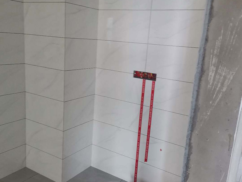 全屋電路走線：一、開槽不能太用力，工人需要按照電路圖的指示，在墻地面相應(yīng)的位置開槽，千萬不能進(jìn)行盲目施工或者隨意開槽埋管，以免破壞承重墻。另外，槽道的轉(zhuǎn)角處要做好圓角處理，以防轉(zhuǎn)角處尖銳的直角刮破穿線管。 二、電線一定要穿管 電線不能直接埋入墻內(nèi)，一定要穿過PVC管，否則就容易老化與損壞，而且后期維修起來也比較困難。也就是說，不把墻體重新鑿開，都無法對電線進(jìn)行更換。 三、一根管內(nèi)電線不能太多一根管道中的電線，不能超過管道橫截面積的40%。一般一根管道內(nèi)可以傳入三根電線，如果電線太多，不僅會影響管道的正常使用壽命，而且還會增加安全隱患。 四、強弱電線要分開 強電的管道不能與弱電的管道位于同一個凹槽內(nèi)。強電線更是不能與弱電線穿進(jìn)同一根管道內(nèi)，否則強電線通電時產(chǎn)生的電磁波會對弱電信號產(chǎn)生很大的影響。另外，如果強電線管道與弱電線管道相交了，那就需要用鋁箔紙包裹住兩者的相交部分。五、強弱電要分色區(qū)別在電路改造</a>時，火線、零線和接地線應(yīng)該用不同顏色的電線來表示。一般情況下，火線用紅色或黑色的線表示，零線用綠色或藍(lán)色的線表示，接地線用黃綠相間的雙色線表示。另外，強電和弱電的穿線管也要注意顏色區(qū)分，強電的穿線管通常使用紅色的管子，弱電的穿線管使用綠色或藍(lán)色的管子。 六、管道內(nèi)要無接頭，電線線路需要彎曲或分支時，一定要使用專門的彎頭和護(hù)套盒進(jìn)行連接。如果電線不夠長，要在護(hù)套盒內(nèi)連接，從而保證穿線管內(nèi)的電線沒有接頭。