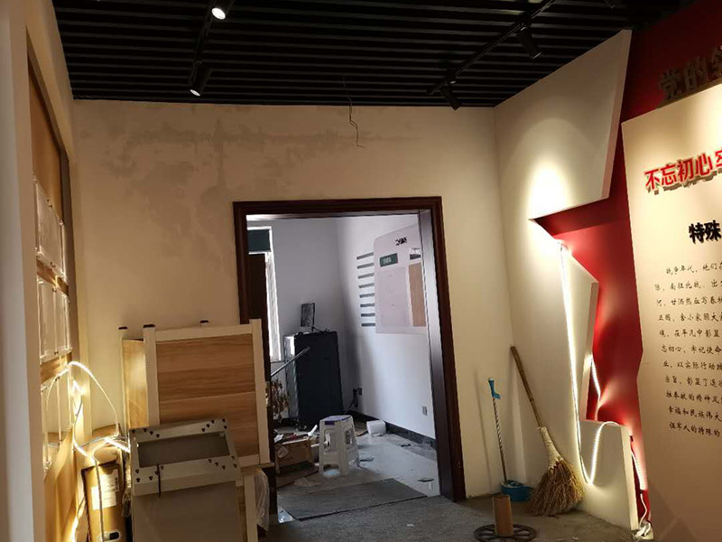 公司企業(yè)墻電路改造:用電需求進(jìn)行定位，完成定位之后，師傅會(huì)按照定位和電路走向，進(jìn)行開槽布線，開的槽要橫平豎直，這樣才是規(guī)范的做法。布線都是使用線管進(jìn)行暗埋，有PVC和冷彎管兩種，冷彎管彎曲效果很好，不會(huì)斷裂，是布線不錯(cuò)的選擇，它的轉(zhuǎn)角有一定弧度，線可以隨便更換，不需要開墻。如果選擇冷彎管的話，需要借助彎管工具，弧度是線管直徑的十倍，這樣穿線或拆線，才能暢通無阻。 (1)強(qiáng)弱電之間的距離是30-50公分，避免受到干擾，影響正常使用，甚至不安全，強(qiáng)弱電不可以在同一根管內(nèi)。 (2)管子里面的導(dǎo)線總截面面積，要比保護(hù)管截面面積小百分之四十，比如：二十的管內(nèi)最多可以穿四根2.5平方的電線。 (3)如果線管需要連接，肯定要使用接頭，接頭和管子要用膠粘牢固。線管在地面的話，需要進(jìn)行保護(hù)，預(yù)防被踩裂，影響后期檢修。