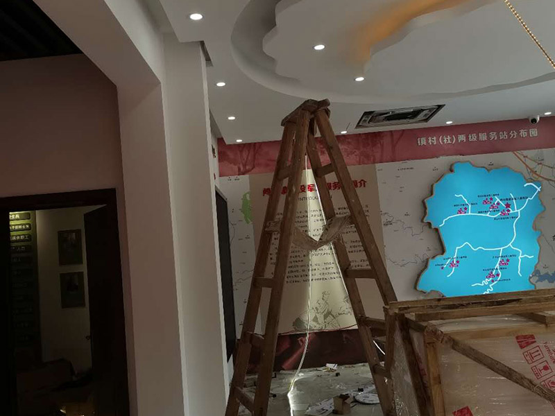 公司企業(yè)墻電路改造:用電需求進(jìn)行定位，完成定位之后，師傅會(huì)按照定位和電路走向，進(jìn)行開槽布線，開的槽要橫平豎直，這樣才是規(guī)范的做法。布線都是使用線管進(jìn)行暗埋，有PVC和冷彎管兩種，冷彎管彎曲效果很好，不會(huì)斷裂，是布線不錯(cuò)的選擇，它的轉(zhuǎn)角有一定弧度，線可以隨便更換，不需要開墻。如果選擇冷彎管的話，需要借助彎管工具，弧度是線管直徑的十倍，這樣穿線或拆線，才能暢通無阻。 (1)強(qiáng)弱電之間的距離是30-50公分，避免受到干擾，影響正常使用，甚至不安全，強(qiáng)弱電不可以在同一根管內(nèi)。 (2)管子里面的導(dǎo)線總截面面積，要比保護(hù)管截面面積小百分之四十，比如：二十的管內(nèi)最多可以穿四根2.5平方的電線。 (3)如果線管需要連接，肯定要使用接頭，接頭和管子要用膠粘牢固。線管在地面的話，需要進(jìn)行保護(hù)，預(yù)防被踩裂，影響后期檢修。