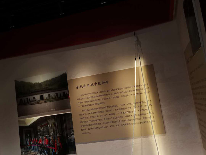 公司企業(yè)墻電路改造:用電需求進(jìn)行定位，完成定位之后，師傅會(huì)按照定位和電路走向，進(jìn)行開槽布線，開的槽要橫平豎直，這樣才是規(guī)范的做法。布線都是使用線管進(jìn)行暗埋，有PVC和冷彎管兩種，冷彎管彎曲效果很好，不會(huì)斷裂，是布線不錯(cuò)的選擇，它的轉(zhuǎn)角有一定弧度，線可以隨便更換，不需要開墻。如果選擇冷彎管的話，需要借助彎管工具，弧度是線管直徑的十倍，這樣穿線或拆線，才能暢通無阻。 (1)強(qiáng)弱電之間的距離是30-50公分，避免受到干擾，影響正常使用，甚至不安全，強(qiáng)弱電不可以在同一根管內(nèi)。 (2)管子里面的導(dǎo)線總截面面積，要比保護(hù)管截面面積小百分之四十，比如：二十的管內(nèi)最多可以穿四根2.5平方的電線。 (3)如果線管需要連接，肯定要使用接頭，接頭和管子要用膠粘牢固。線管在地面的話，需要進(jìn)行保護(hù)，預(yù)防被踩裂，影響后期檢修。