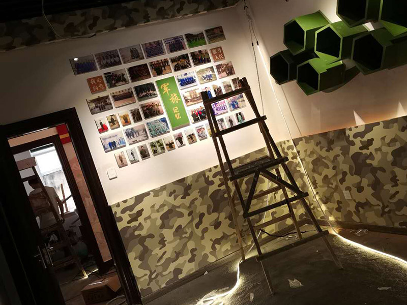 公司企業(yè)墻電路改造:用電需求進(jìn)行定位，完成定位之后，師傅會(huì)按照定位和電路走向，進(jìn)行開槽布線，開的槽要橫平豎直，這樣才是規(guī)范的做法。布線都是使用線管進(jìn)行暗埋，有PVC和冷彎管兩種，冷彎管彎曲效果很好，不會(huì)斷裂，是布線不錯(cuò)的選擇，它的轉(zhuǎn)角有一定弧度，線可以隨便更換，不需要開墻。如果選擇冷彎管的話，需要借助彎管工具，弧度是線管直徑的十倍，這樣穿線或拆線，才能暢通無阻。 (1)強(qiáng)弱電之間的距離是30-50公分，避免受到干擾，影響正常使用，甚至不安全，強(qiáng)弱電不可以在同一根管內(nèi)。 (2)管子里面的導(dǎo)線總截面面積，要比保護(hù)管截面面積小百分之四十，比如：二十的管內(nèi)最多可以穿四根2.5平方的電線。 (3)如果線管需要連接，肯定要使用接頭，接頭和管子要用膠粘牢固。線管在地面的話，需要進(jìn)行保護(hù)，預(yù)防被踩裂，影響后期檢修。