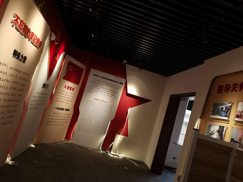 公司企業(yè)墻電路改造:用電需求進(jìn)行定位，完成定位之后，師傅會(huì)按照定位和電路走向，進(jìn)行開槽布線，開的槽要橫平豎直，這樣才是規(guī)范的做法。布線都是使用線管進(jìn)行暗埋，有PVC和冷彎管兩種，冷彎管彎曲效果很好，不會(huì)斷裂，是布線不錯(cuò)的選擇，它的轉(zhuǎn)角有一定弧度，線可以隨便更換，不需要開墻。如果選擇冷彎管的話，需要借助彎管工具，弧度是線管直徑的十倍，這樣穿線或拆線，才能暢通無阻。 (1)強(qiáng)弱電之間的距離是30-50公分，避免受到干擾，影響正常使用，甚至不安全，強(qiáng)弱電不可以在同一根管內(nèi)。 (2)管子里面的導(dǎo)線總截面面積，要比保護(hù)管截面面積小百分之四十，比如：二十的管內(nèi)最多可以穿四根2.5平方的電線。 (3)如果線管需要連接，肯定要使用接頭，接頭和管子要用膠粘牢固。線管在地面的話，需要進(jìn)行保護(hù)，預(yù)防被踩裂，影響后期檢修。