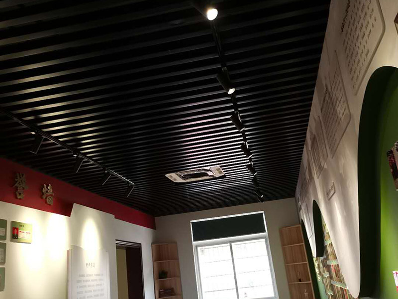 公司企業(yè)墻電路改造:用電需求進(jìn)行定位，完成定位之后，師傅會(huì)按照定位和電路走向，進(jìn)行開槽布線，開的槽要橫平豎直，這樣才是規(guī)范的做法。布線都是使用線管進(jìn)行暗埋，有PVC和冷彎管兩種，冷彎管彎曲效果很好，不會(huì)斷裂，是布線不錯(cuò)的選擇，它的轉(zhuǎn)角有一定弧度，線可以隨便更換，不需要開墻。如果選擇冷彎管的話，需要借助彎管工具，弧度是線管直徑的十倍，這樣穿線或拆線，才能暢通無阻。 (1)強(qiáng)弱電之間的距離是30-50公分，避免受到干擾，影響正常使用，甚至不安全，強(qiáng)弱電不可以在同一根管內(nèi)。 (2)管子里面的導(dǎo)線總截面面積，要比保護(hù)管截面面積小百分之四十，比如：二十的管內(nèi)最多可以穿四根2.5平方的電線。 (3)如果線管需要連接，肯定要使用接頭，接頭和管子要用膠粘牢固。線管在地面的話，需要進(jìn)行保護(hù)，預(yù)防被踩裂，影響后期檢修。