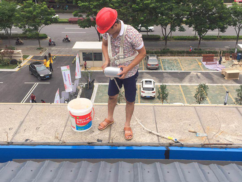 屋頂天溝漏水維修：由于外界環(huán)境因素的影響，特別是溫差變化，天溝、檐溝會發(fā)生范圍內(nèi)結(jié)構(gòu)變形，如果與屋面結(jié)構(gòu)層的變形不同步，就容易產(chǎn)生裂縫，加上防水構(gòu)造設(shè)計不合理或施工管理不善，就會造成堵塞現(xiàn)象，形成溝內(nèi)積水，而天溝中的積水排不出去就會反向溢水流向室內(nèi)，滲漏問題由此而來。 天溝、檐溝是雨水的必經(jīng)之處，必須要做好附加增強層的處理。一般選用瀝青基防水卷材、高聚物改性瀝青防水卷材或合成高分子防水卷材。采用瀝青基防水卷材時，要多鋪一層防水卷材；采用高聚物改性瀝青防水卷材或合成高分子防水卷材時，要設(shè)置防水涂膜附加層。 沿水落口杯周圍預留0.2cm x0.2cm的凹槽，要用防水密封材料填嵌密實，經(jīng)閉水不漏為合格。溝底排水坡度要達到1%的規(guī)定；天溝和檐溝底中的轉(zhuǎn)角處都要抹成圓弧，圓弧半徑為1cm。