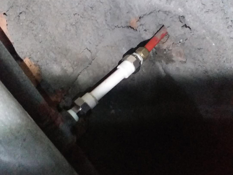 水管漏水維修更換：首先發(fā)現(xiàn)家里出現(xiàn)墻體里水管漏水的情況，第一時(shí)間是找到家里進(jìn)水的閥門，將閥門關(guān)閉斷開供水源頭，以防繼續(xù)漏水。然后水管漏水怎么辦？下一步自然是要檢查暗水管漏水的漏水點(diǎn)在哪里。 暗水管漏水要找到漏水點(diǎn)并不是一件容易的事。由于是墻體里水管漏水，有時(shí)候墻面基層或者貼有瓷磚的墻面防水性較好，暗水管漏水可能會(huì)隨著管壁洇到其他地方，所以有時(shí)候我們看到的墻面被浸濕的地方，并不一定百分之百就是暗水管漏水的地方。安裝前要對水管及其各種配件進(jìn)行檢查，看是否有破損、滲漏等問題，水管及配件的連接必須正確牢固，接好后進(jìn)行測試沒問題后再進(jìn)行安裝。 管道安裝應(yīng)到橫平豎直，鋪設(shè)牢固，PVC下水管必須膠粘嚴(yán)密，坡度符合35/1000要求;