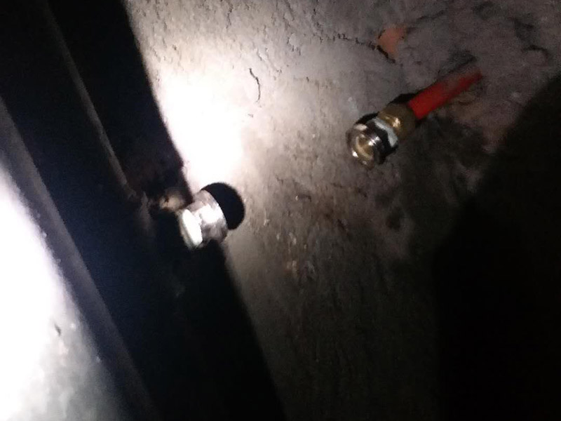 水管漏水維修更換：首先發(fā)現(xiàn)家里出現(xiàn)墻體里水管漏水的情況，第一時(shí)間是找到家里進(jìn)水的閥門，將閥門關(guān)閉斷開供水源頭，以防繼續(xù)漏水。然后水管漏水怎么辦？下一步自然是要檢查暗水管漏水的漏水點(diǎn)在哪里。 暗水管漏水要找到漏水點(diǎn)并不是一件容易的事。由于是墻體里水管漏水，有時(shí)候墻面基層或者貼有瓷磚的墻面防水性較好，暗水管漏水可能會(huì)隨著管壁洇到其他地方，所以有時(shí)候我們看到的墻面被浸濕的地方，并不一定百分之百就是暗水管漏水的地方。安裝前要對水管及其各種配件進(jìn)行檢查，看是否有破損、滲漏等問題，水管及配件的連接必須正確牢固，接好后進(jìn)行測試沒問題后再進(jìn)行安裝。 管道安裝應(yīng)到橫平豎直，鋪設(shè)牢固，PVC下水管必須膠粘嚴(yán)密，坡度符合35/1000要求;