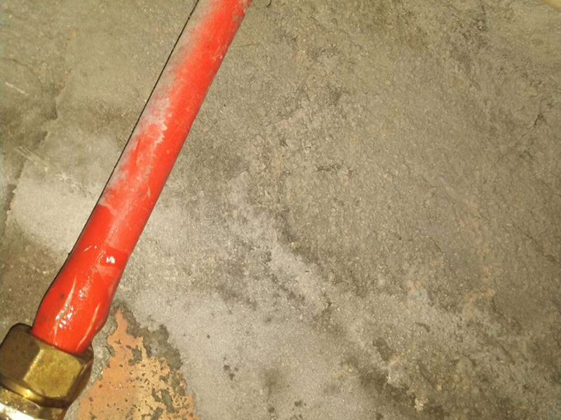 水管漏水維修更換：首先發(fā)現(xiàn)家里出現(xiàn)墻體里水管漏水的情況，第一時(shí)間是找到家里進(jìn)水的閥門，將閥門關(guān)閉斷開供水源頭，以防繼續(xù)漏水。然后水管漏水怎么辦？下一步自然是要檢查暗水管漏水的漏水點(diǎn)在哪里。 暗水管漏水要找到漏水點(diǎn)并不是一件容易的事。由于是墻體里水管漏水，有時(shí)候墻面基層或者貼有瓷磚的墻面防水性較好，暗水管漏水可能會(huì)隨著管壁洇到其他地方，所以有時(shí)候我們看到的墻面被浸濕的地方，并不一定百分之百就是暗水管漏水的地方。安裝前要對水管及其各種配件進(jìn)行檢查，看是否有破損、滲漏等問題，水管及配件的連接必須正確牢固，接好后進(jìn)行測試沒問題后再進(jìn)行安裝。 管道安裝應(yīng)到橫平豎直，鋪設(shè)牢固，PVC下水管必須膠粘嚴(yán)密，坡度符合35/1000要求;