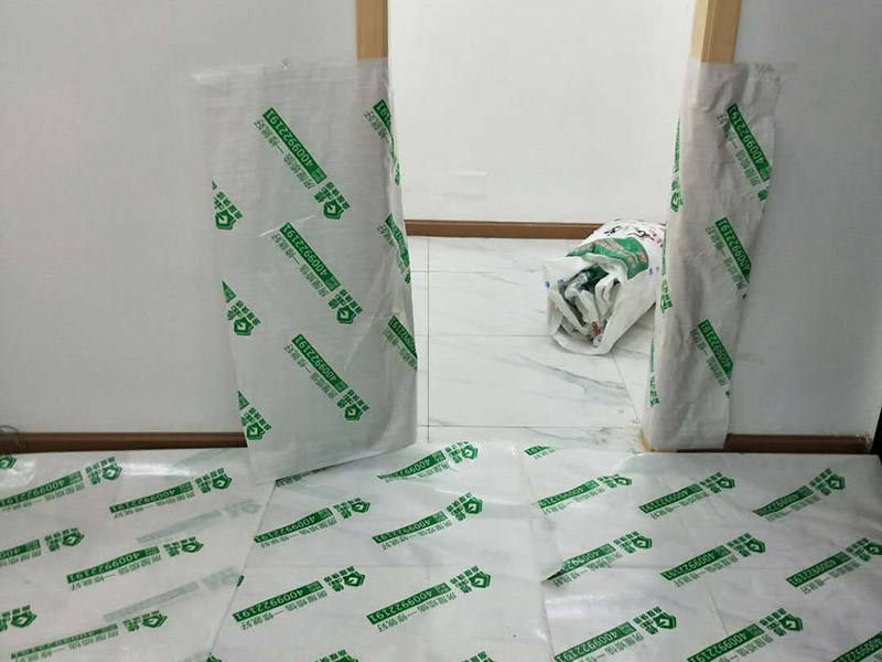 衛(wèi)生間翻新裝潢：其實(shí)衛(wèi)生間翻新最主要的目的，就是要更換水電，尤其是那些隱蔽性極強(qiáng)，一般埋在地下或墻壁內(nèi)的。在進(jìn)行翻新的時(shí)候，最好一并更換，不管有沒(méi)有問(wèn)題，這樣都能給日后的生活帶來(lái)保障。更換完水電之后，就可以進(jìn)行瓷磚的鋪貼了。不管是地面還是墻面，都是一個(gè)比較大的工程。在衛(wèi)生間翻新前先找平地面和墻面，清楚所有雜物。然后先對(duì)墻面進(jìn)行鋪設(shè)，墻面一般多是小塊的瓷磚比較好施工。地面就要注意一些了，需要設(shè)置輔助線來(lái)進(jìn)行施工，還要注意下水管等地方，這些地方都需要低于地面高度的哦！最后就是防水的問(wèn)題了，防水是衛(wèi)生間翻新過(guò)程中，非常需要重視的問(wèn)題。在施工前最好購(gòu)買好一些的防水涂料，這樣施工效果更好，而且使用壽命更久，幾年內(nèi)不會(huì)出現(xiàn)問(wèn)題。值得注意的是，很多人在做防水的時(shí)候，都會(huì)忽略墻面的防水，其實(shí)墻面也需要做好防水哦！有時(shí)候會(huì)產(chǎn)生水蒸氣附著在墻面，也是會(huì)對(duì)墻面造成損害的！