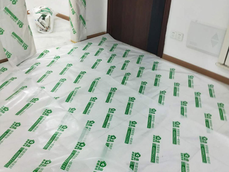 衛(wèi)生間翻新裝潢：其實(shí)衛(wèi)生間翻新最主要的目的，就是要更換水電，尤其是那些隱蔽性極強(qiáng)，一般埋在地下或墻壁內(nèi)的。在進(jìn)行翻新的時(shí)候，最好一并更換，不管有沒(méi)有問(wèn)題，這樣都能給日后的生活帶來(lái)保障。更換完水電之后，就可以進(jìn)行瓷磚的鋪貼了。不管是地面還是墻面，都是一個(gè)比較大的工程。在衛(wèi)生間翻新前先找平地面和墻面，清楚所有雜物。然后先對(duì)墻面進(jìn)行鋪設(shè)，墻面一般多是小塊的瓷磚比較好施工。地面就要注意一些了，需要設(shè)置輔助線來(lái)進(jìn)行施工，還要注意下水管等地方，這些地方都需要低于地面高度的哦！最后就是防水的問(wèn)題了，防水是衛(wèi)生間翻新過(guò)程中，非常需要重視的問(wèn)題。在施工前最好購(gòu)買好一些的防水涂料，這樣施工效果更好，而且使用壽命更久，幾年內(nèi)不會(huì)出現(xiàn)問(wèn)題。值得注意的是，很多人在做防水的時(shí)候，都會(huì)忽略墻面的防水，其實(shí)墻面也需要做好防水哦！有時(shí)候會(huì)產(chǎn)生水蒸氣附著在墻面，也是會(huì)對(duì)墻面造成損害的！