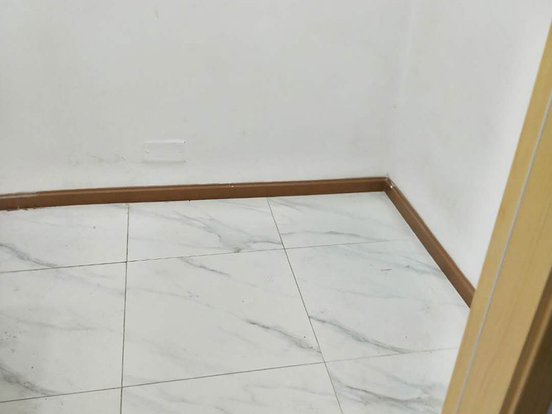 衛(wèi)生間翻新裝潢：其實(shí)衛(wèi)生間翻新最主要的目的，就是要更換水電，尤其是那些隱蔽性極強(qiáng)，一般埋在地下或墻壁內(nèi)的。在進(jìn)行翻新的時(shí)候，最好一并更換，不管有沒(méi)有問(wèn)題，這樣都能給日后的生活帶來(lái)保障。更換完水電之后，就可以進(jìn)行瓷磚的鋪貼了。不管是地面還是墻面，都是一個(gè)比較大的工程。在衛(wèi)生間翻新前先找平地面和墻面，清楚所有雜物。然后先對(duì)墻面進(jìn)行鋪設(shè)，墻面一般多是小塊的瓷磚比較好施工。地面就要注意一些了，需要設(shè)置輔助線來(lái)進(jìn)行施工，還要注意下水管等地方，這些地方都需要低于地面高度的哦！最后就是防水的問(wèn)題了，防水是衛(wèi)生間翻新過(guò)程中，非常需要重視的問(wèn)題。在施工前最好購(gòu)買好一些的防水涂料，這樣施工效果更好，而且使用壽命更久，幾年內(nèi)不會(huì)出現(xiàn)問(wèn)題。值得注意的是，很多人在做防水的時(shí)候，都會(huì)忽略墻面的防水，其實(shí)墻面也需要做好防水哦！有時(shí)候會(huì)產(chǎn)生水蒸氣附著在墻面，也是會(huì)對(duì)墻面造成損害的！