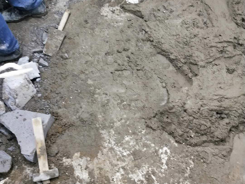 衛(wèi)生間地面回填:回填衛(wèi)生間可bai以用一些輕質(zhì)磚du和水泥沙子就可以，另外現(xiàn)在很多的人會(huì)選zhi用陶粒，dao雖然陶粒成本比較高，但是對(duì)于承重和吸水相對(duì)來(lái)說(shuō)是比較好的。另外在回填以后需要做一些結(jié)構(gòu)面的防水處理，那就是排污管定位后要用水泥砂漿固定，這樣在回填做防水處理是比較合適的。