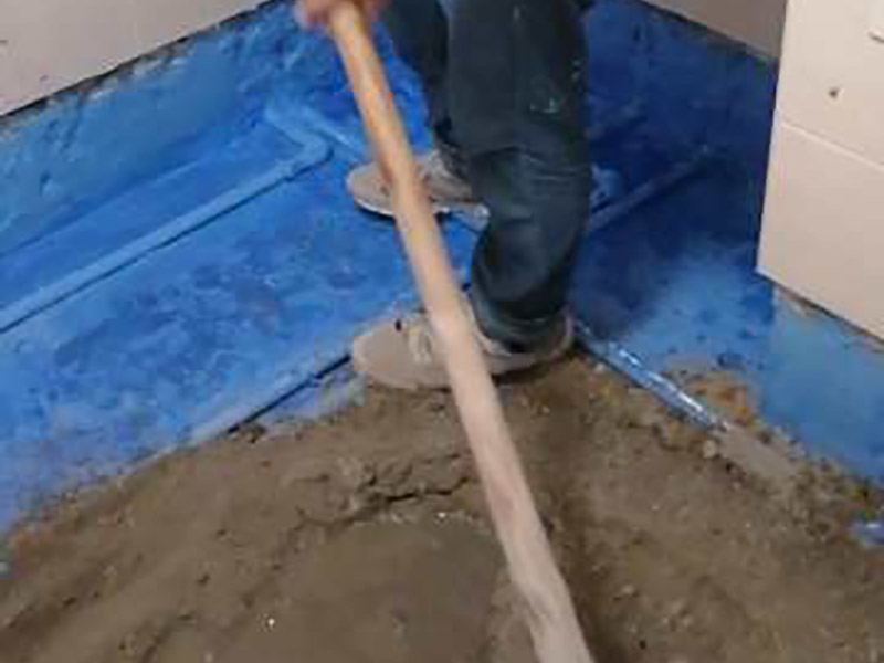 衛(wèi)生間地面回填:回填衛(wèi)生間可bai以用一些輕質(zhì)磚du和水泥沙子就可以，另外現(xiàn)在很多的人會(huì)選zhi用陶粒，dao雖然陶粒成本比較高，但是對(duì)于承重和吸水相對(duì)來(lái)說(shuō)是比較好的。另外在回填以后需要做一些結(jié)構(gòu)面的防水處理，那就是排污管定位后要用水泥砂漿固定，這樣在回填做防水處理是比較合適的。