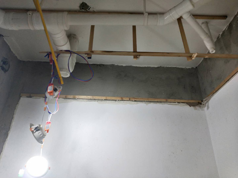 衛(wèi)生間墻體改造：首先進(jìn)行地面清掃，不打掃干凈會(huì)翹邊、空鼓的;放水平線然后分塊;地面要濕潤進(jìn)行灑水;采用兩種砂漿，打砂漿的基層，一般要進(jìn)行干鋪;地磚是不是出現(xiàn)了空鼓是很重要的;還要在磚底涂抹上漿;鋪貼的時(shí)候要用橡皮錘敲擊，做拉縫、表面清理，對(duì)瓷磚進(jìn)行勾縫處理即可。最重要的是保護(hù)好成品，以防造成污染和損傷。