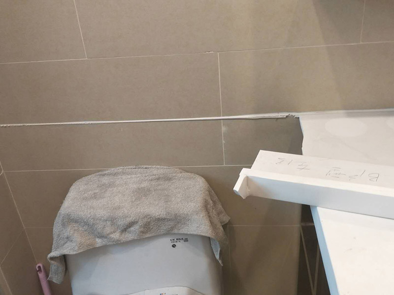 浴室柜臺面維修:臺面發(fā)現(xiàn)斷裂需要及時修復(fù)，不要拖很長時間。裂縫處如果水向下流到柜體板或者墊板上，長時間的浸泡會讓柜體局部腐爛，滋生病菌或蟲子。如果臺面的安裝時沒加固墊條，如果人造石臺面的硬度不夠高，時間長了就會在單純受力部位形成裂痕。因此，修復(fù)前需要做好對臺面受力區(qū)的保護(hù)。臺面開裂也可能是由臺面下面的墊條、墊板問題引起，如墊板材質(zhì)較差，水槽滲水或者漏水，墊板遇到這種情況肯定會膨脹，從而導(dǎo)致臺面開裂;此外，還有臺面下面沒有墊整板，或者是墊條墊得高低不平而導(dǎo)致開裂的情況。對于此種情況，需要先加固墊板和柜體，再進(jìn)行臺面的修復(fù)工作。