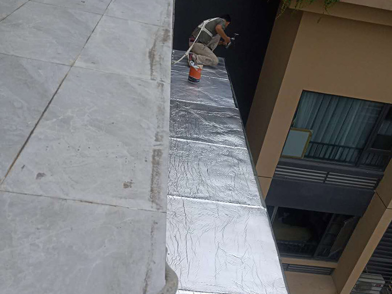 玻璃屋頂保溫防水：一是松散材料，如爐渣、膨脹蛭石、膨脹珍珠巖等，目前已較少使用。二是板狀材料，如膨脹蛭石、膨脹珍珠巖塊，泡沫水泥、加氣砼塊，巖棉板、EPS聚笨板、XPS擠塑板。三是整體現(xiàn)澆（噴）保溫層，如瀝青膨脹蛭石、瀝青膨脹珍珠巖、聚酯硬泡防水保溫一體化系統(tǒng) 等。 目前較多使用的是巖棉板、EPS聚笨板、XPS擠塑板等板狀材料。聚酯硬泡防水保溫等一體化系統(tǒng)發(fā)展迅速。2 保溫層的施工 保溫層施工前基層應平整、干燥和干凈，保溫板緊貼（靠）基層、鋪平墊穩(wěn)、分層鋪設時上下層接縫錯開，拼縫嚴密，板間縫隙應采用同類型材料嵌填密實，粘貼應貼嚴粘牢，找坡正確。屋面聚氨酯防水保溫一體化系統(tǒng) 采用高壓無氣噴涂機現(xiàn)場直接發(fā)泡成型工藝，使屋面防水保溫一體化，形成的防水保溫層連續(xù)無接縫，具有保溫作業(yè)。