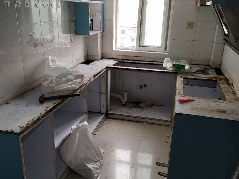 廚房裝修翻新:不同面積所用時間自然是不同的，在這段時間里，顧客還要選好裝修所用主要材料，尤其是瓷磚和櫥柜，因為櫥柜一般都是定制的，需要20-35天才能完成。專業(yè)櫥柜設計師還要根據(jù)實際情況對廚房進行設計，如確定水電路的位置，以便開工后及時進行水電改造。水電改造即開槽、布線布管、驗收等，根據(jù)工程復雜情況的不同，一般需要5~10天的時間，有時甚至更長。泥瓦工程包括廚房等防水、瓷磚鋪貼等項目。根據(jù)瓷磚鋪貼的面積大小，所需的時間也不大相同。 舊廚房它們使用都是那種單路供水，因此在對廚房進行履的時候就要多增加一個熱水管道。如果你家中的衛(wèi)生間空間不大的話，那么可以在把洗衣機擺放在廚房，這個時候就要安裝一個水管，同時還要地面增加一個地面排水管。這邊提醒大家一下，它也是會受結構限制的，比如說像水路方面只能改上水，不能改下水。在施工之前，首先要做到就是規(guī)劃好管道它的長度，同時還要考慮到它貼到墻面磚后的后尺寸,特別是出墻后那個直接水龍頭的管道更加要注意。除此以外，管道的走向一定要注意避開入墻的電線管,這樣才能避免日后水管破裂帶來一些漏水影響。