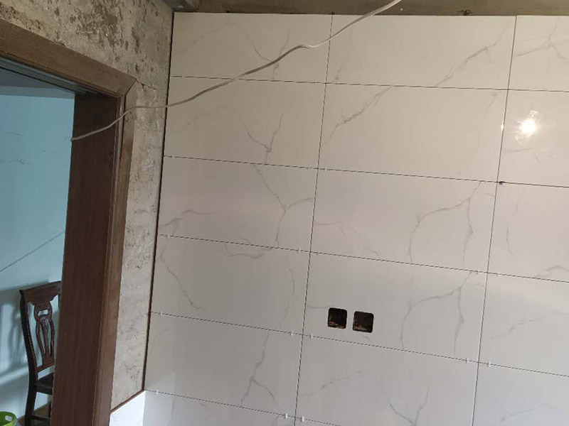 廚房裝修翻新:不同面積所用時間自然是不同的，在這段時間里，顧客還要選好裝修所用主要材料，尤其是瓷磚和櫥柜，因為櫥柜一般都是定制的，需要20-35天才能完成。專業(yè)櫥柜設計師還要根據(jù)實際情況對廚房進行設計，如確定水電路的位置，以便開工后及時進行水電改造。水電改造即開槽、布線布管、驗收等，根據(jù)工程復雜情況的不同，一般需要5~10天的時間，有時甚至更長。泥瓦工程包括廚房等防水、瓷磚鋪貼等項目。根據(jù)瓷磚鋪貼的面積大小，所需的時間也不大相同。 舊廚房它們使用都是那種單路供水，因此在對廚房進行履的時候就要多增加一個熱水管道。如果你家中的衛(wèi)生間空間不大的話，那么可以在把洗衣機擺放在廚房，這個時候就要安裝一個水管，同時還要地面增加一個地面排水管。這邊提醒大家一下，它也是會受結構限制的，比如說像水路方面只能改上水，不能改下水。在施工之前，首先要做到就是規(guī)劃好管道它的長度，同時還要考慮到它貼到墻面磚后的后尺寸,特別是出墻后那個直接水龍頭的管道更加要注意。除此以外，管道的走向一定要注意避開入墻的電線管,這樣才能避免日后水管破裂帶來一些漏水影響。