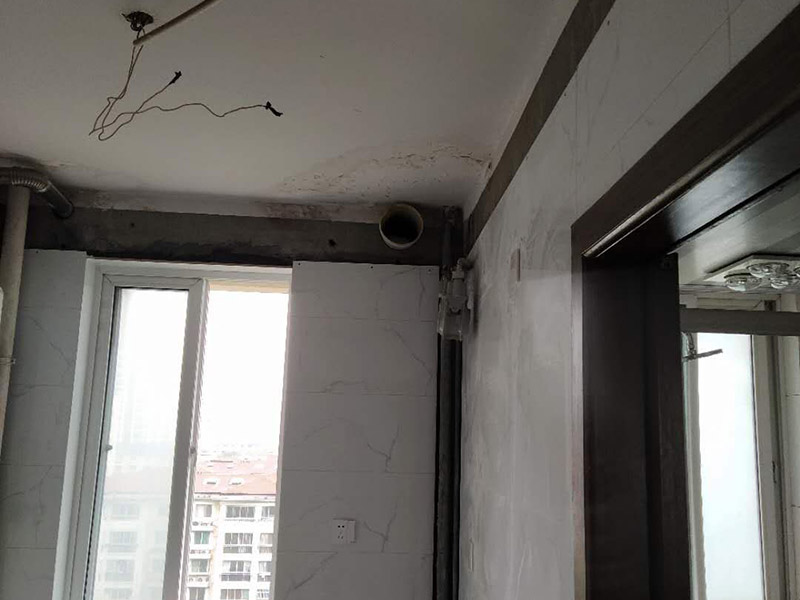 廚房裝修翻新:不同面積所用時間自然是不同的，在這段時間里，顧客還要選好裝修所用主要材料，尤其是瓷磚和櫥柜，因為櫥柜一般都是定制的，需要20-35天才能完成。專業(yè)櫥柜設計師還要根據(jù)實際情況對廚房進行設計，如確定水電路的位置，以便開工后及時進行水電改造。水電改造即開槽、布線布管、驗收等，根據(jù)工程復雜情況的不同，一般需要5~10天的時間，有時甚至更長。泥瓦工程包括廚房等防水、瓷磚鋪貼等項目。根據(jù)瓷磚鋪貼的面積大小，所需的時間也不大相同。 舊廚房它們使用都是那種單路供水，因此在對廚房進行履的時候就要多增加一個熱水管道。如果你家中的衛(wèi)生間空間不大的話，那么可以在把洗衣機擺放在廚房，這個時候就要安裝一個水管，同時還要地面增加一個地面排水管。這邊提醒大家一下，它也是會受結構限制的，比如說像水路方面只能改上水，不能改下水。在施工之前，首先要做到就是規(guī)劃好管道它的長度，同時還要考慮到它貼到墻面磚后的后尺寸,特別是出墻后那個直接水龍頭的管道更加要注意。除此以外，管道的走向一定要注意避開入墻的電線管,這樣才能避免日后水管破裂帶來一些漏水影響。