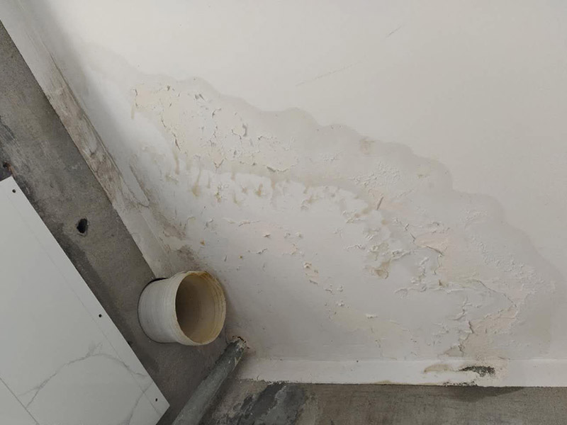 廚房裝修翻新:不同面積所用時間自然是不同的，在這段時間里，顧客還要選好裝修所用主要材料，尤其是瓷磚和櫥柜，因為櫥柜一般都是定制的，需要20-35天才能完成。專業(yè)櫥柜設計師還要根據(jù)實際情況對廚房進行設計，如確定水電路的位置，以便開工后及時進行水電改造。水電改造即開槽、布線布管、驗收等，根據(jù)工程復雜情況的不同，一般需要5~10天的時間，有時甚至更長。泥瓦工程包括廚房等防水、瓷磚鋪貼等項目。根據(jù)瓷磚鋪貼的面積大小，所需的時間也不大相同。 舊廚房它們使用都是那種單路供水，因此在對廚房進行履的時候就要多增加一個熱水管道。如果你家中的衛(wèi)生間空間不大的話，那么可以在把洗衣機擺放在廚房，這個時候就要安裝一個水管，同時還要地面增加一個地面排水管。這邊提醒大家一下，它也是會受結構限制的，比如說像水路方面只能改上水，不能改下水。在施工之前，首先要做到就是規(guī)劃好管道它的長度，同時還要考慮到它貼到墻面磚后的后尺寸,特別是出墻后那個直接水龍頭的管道更加要注意。除此以外，管道的走向一定要注意避開入墻的電線管,這樣才能避免日后水管破裂帶來一些漏水影響。