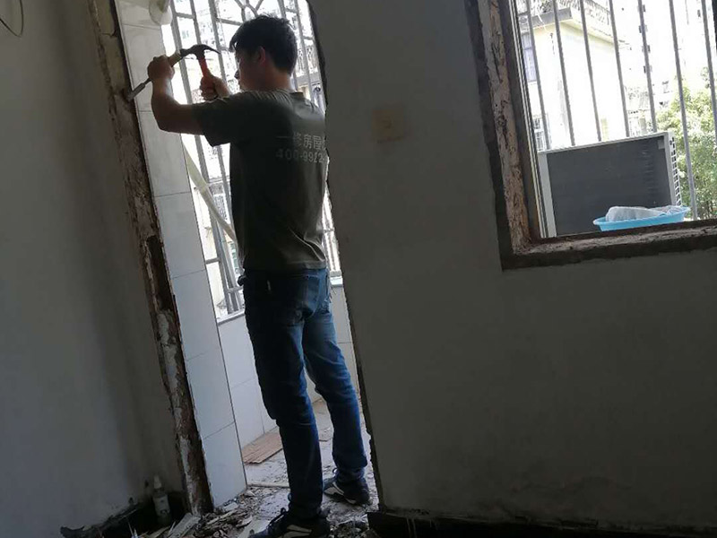 家具門框拆除：尋找門套上螺釘的固定不動部位;次之應用螺絲起子，將每一個螺釘都逐一的扭開;再度把門門框跟門線拆除;最終就可以把門套卸下來了，為防止毀壞墻面，可以用鋸子把門套板鋸成一小塊，再用錘頭漸漸地取出來就可以。如果是全套的，那拆起來非常容易還可以再用(用發(fā)泡膠添充的)，如果是內搭的后再用膠沾的，那門套就沒有什么用了。無論怎么拆，門套線的用途并不大。 第一，先取下門的螺絲釘；先找到螺絲釘的固定位置然后用螺絲刀將螺絲釘逐一取下。 第二，拆除門上的折鐵；拆除門上的折鐵使門扇與門框脫離能夠進行自由移動。 第三，不使用猛錘亂砸的拆除方法；在進行拆除門框的時候使用專業(yè)的工具耐心進行拆除不使用猛錘亂砸的方法。 第四，移除周邊雜物；在拆除門墻的時候將周邊的雜物移除盡可能避免外在因素的干擾而造成墻體損失。 第五，注意人員安全；在拆除門墻的時候注意工作人員的安全避免造成不必要道德損傷給自己帶來損失。